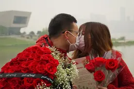 解除隔离这天，女友当场答应了他的求婚图片