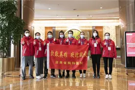 解除隔离！湖南援黄冈医疗队队员与酒店工作人员表演手指舞互道感谢图片