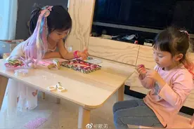 欧弟晒两个女儿睡前萌照 姐妹俩认真摆弄玩具图片