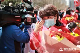 青岛新闻网独家：（视频）72天后与亲人泪奔相拥 援鄂护士长孙文欣：回家的感觉真好图片