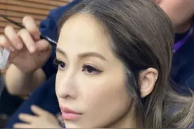 萧亚轩公开头部受伤照，鼓励歌迷勇敢战疫图片
