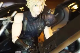 IGN分享《FF7：重制》收藏版开箱 克劳德手办帅炸图片