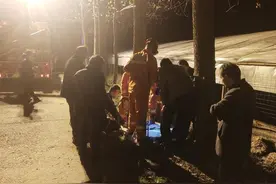 商丘六旬老人意外坠井 消防员“倒挂金钩”下井救援图片
