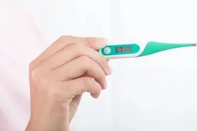 女子赴美探亲回国后确诊！首发症状特殊，大便次数增加，未引起重视图片