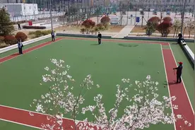 30秒丨日照运动场馆逐步开放 市民走出家门健身锻炼享受春光图片