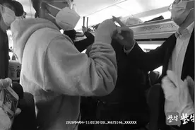 高铁上两女孩摘口罩吃饭起纠纷图片