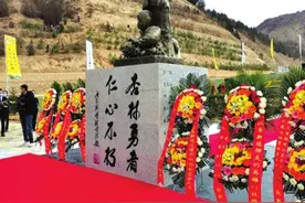 甘肃为“逆行者”塑像 纪念抗疫英雄图片