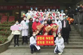 援黄冈医疗队第一批返湘队员解除隔离 返家与亲人团聚图片