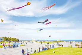 多彩风筝扮靓海滨图片
