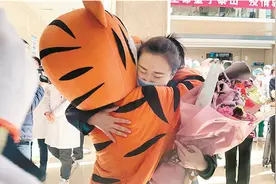 父女扮成玩偶 迎接英雄回家图片