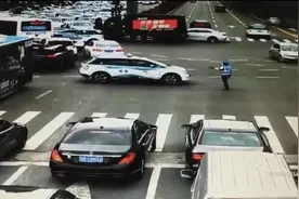 红灯坏了外卖小哥手势“指挥”车流，深圳“全城寻人"图片