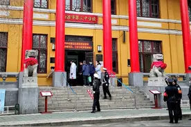 哈尔滨高三学年复学首日，清晨校门前秩序井然图片