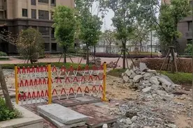 福州中发印象外滩小区刚交房，地面发生开裂沉降「新闻三剑客」图片