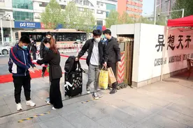 高三复学第一天丨走读生中午也要在校就餐图片