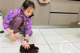 小学生如何开展家庭劳动？人民小学编制了一份“指南”图片