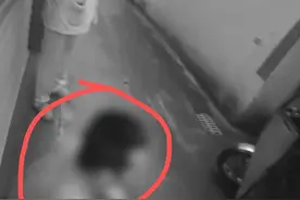 4岁萌娃光着屁股在温州街上乱窜，快递小哥脱下仅有的一件上衣给他裹上图片