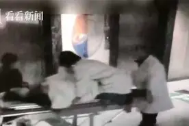 最美跪姿！胎儿命悬一线 医生半跪托举近半小时图片