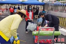 海南高三、初三开学 单人单桌上课错时就餐图片