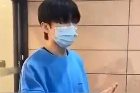 正确操作！蔡徐坤劝接机粉丝：疫情期间不要群聚图片