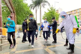 华附复学演练：单人单桌，错峰上下学和就餐图片