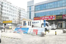 市民：银河商贸城停车场只开一个出入口，不方便图片
