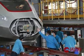 武汉解封前一天 工作人员对武汉地区火车站进行全面消毒图片