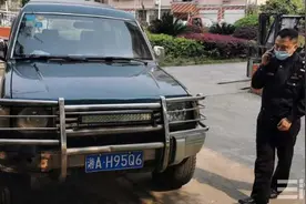 报废的旧车号牌挂在自己新买的车上 长沙交警：违法图片