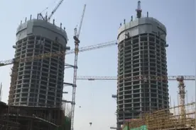 杭萧钢构：顺利完成杭州之门塔楼区十四节外框柱吊装工作图片