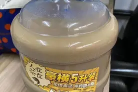 为什么靠奶茶“续命”？90后白领：十几块钱就能快乐很划算图片
