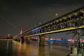 武汉长江大桥赏夜景图片