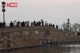 清明三天杭州西湖接待76万游客，比去年减少32%图片