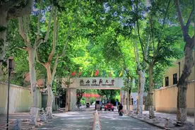 中文系的老师们图片