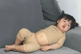 忧郁的小眼神浑圆的小肚子……这个韩国小女孩也太直击灵魂了吧图片