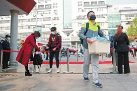 久违啦，我的校园！河南高三复学首日：错峰入学，错峰就餐，单人单桌图片