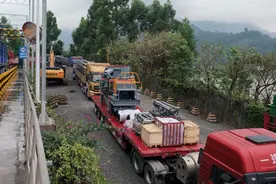 设备装运发货时的情景图片