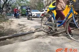 西安含元路铁路道口路面下陷坑洼不平 这条路上还有这些问题图片
