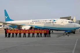 首个航班抵达武汉，乘务员哽咽播报（组图）图片