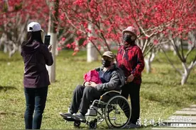 植物园内，老人和孩子在阳光下享受生活图片