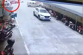 看视频惊出一身冷汗！义乌6岁男孩玩滑板车被卷入车底图片