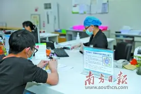 登录小程序，即可领取电子票据图片