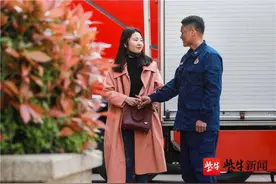 爱情的味道！常州消防员新婚夫妇疫情后相见，战友变身“柠檬精”图片