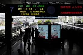 “妈妈在这里”！飞机、高铁从武汉抵沪，他们时隔数月重聚图片