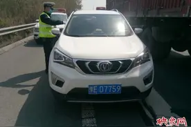 占道危害！急救车被堵在应急车道上，举报网友说当时又揪心又着急图片