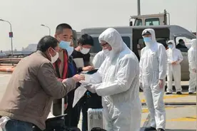 上海入境船舶靠港后，船员如何下船换班？图片