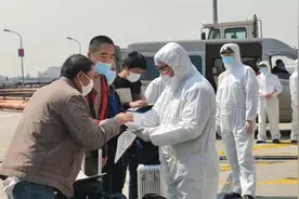上海入境船舶靠港后，船员如何下船换班？图片