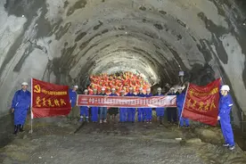 在建川藏铁路拉萨至林芝段全线47座隧道全部贯通 拉林铁路将在2021年建成通车图片