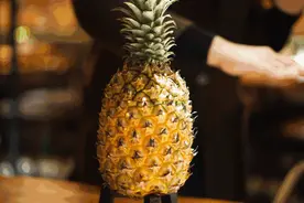 吃菠萝用盐水泡，到底好不好？教你3个方法，好吃不扎嘴！图片