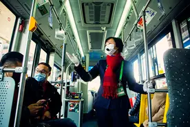 71路试行“红色之旅”讲解，12个沿线人文地标串起“流动风景线”图片