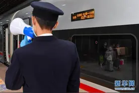 武汉“解封”后 武汉始发首趟入粤列车抵达广州图片