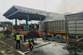 货车突燃 云梧高速“火线”救援图片